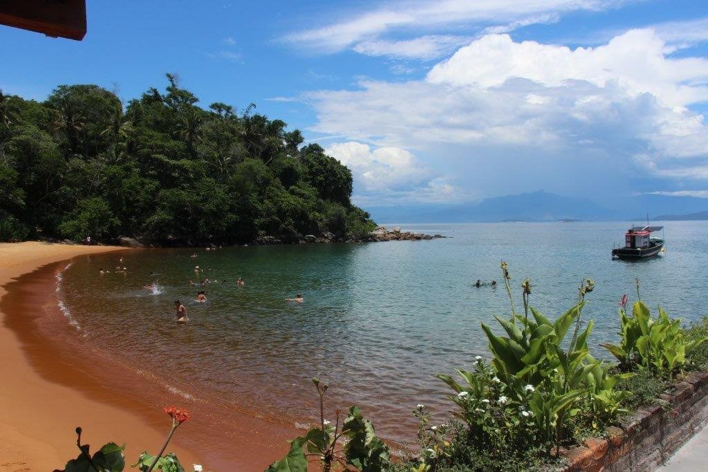 As vermelhas areias da praia de...