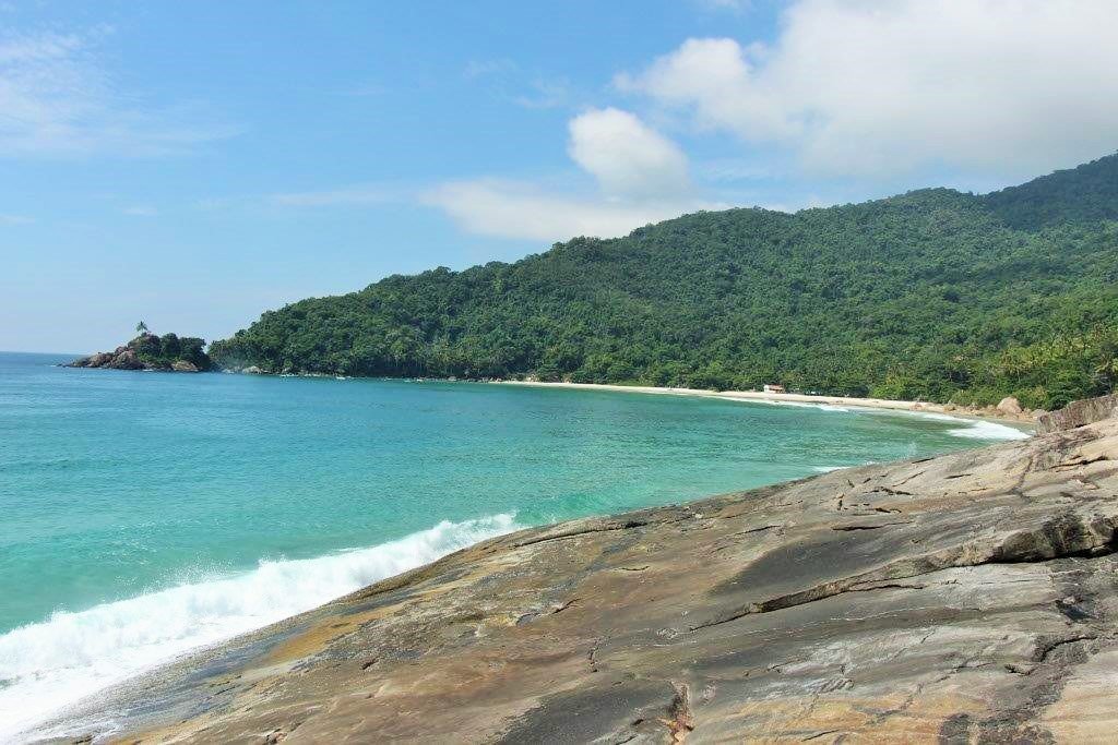 Paredão do Demo e praia do Aventureiro ao fundo