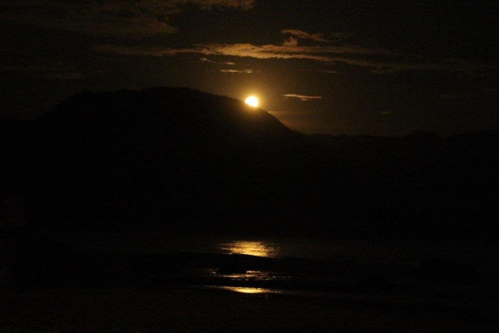 Essa foi a lua, só ela, iluminando toda a praia
