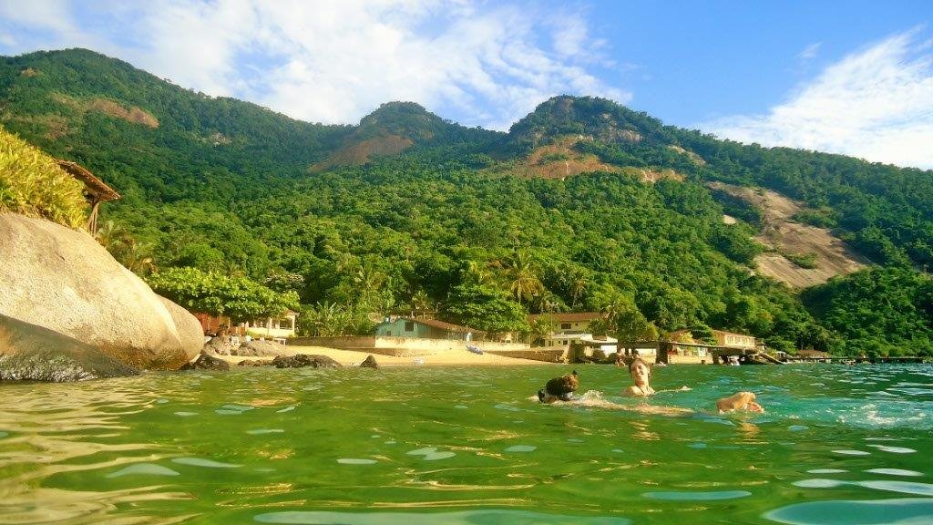 Mergulhamos de snorkel. Veja ao fundo o paredão da 'tragédia'