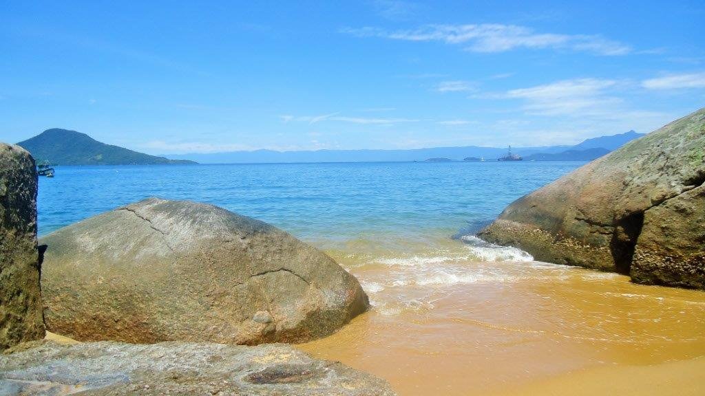 Para chegar a essa mini praia, vá até o restaurante junto às pedras e atravesse por ele