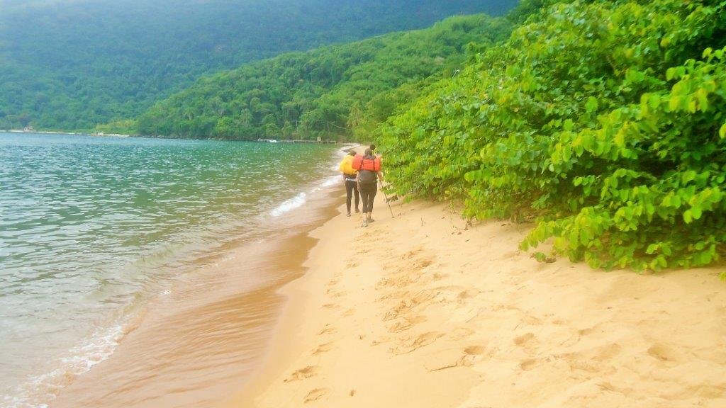 Trecho entre mar e mangue que, se tiver com a maré alta, rende boas aventuras.