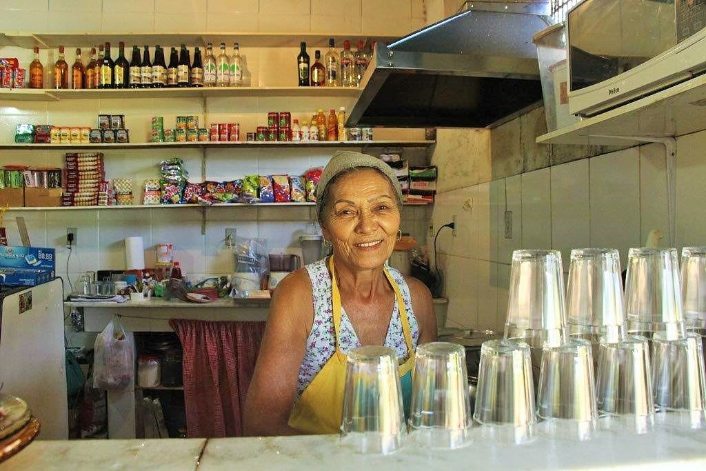 Angustiada com o calor, conseguimos arrancar um sorrido da Dona Teresa, em Dois Rios