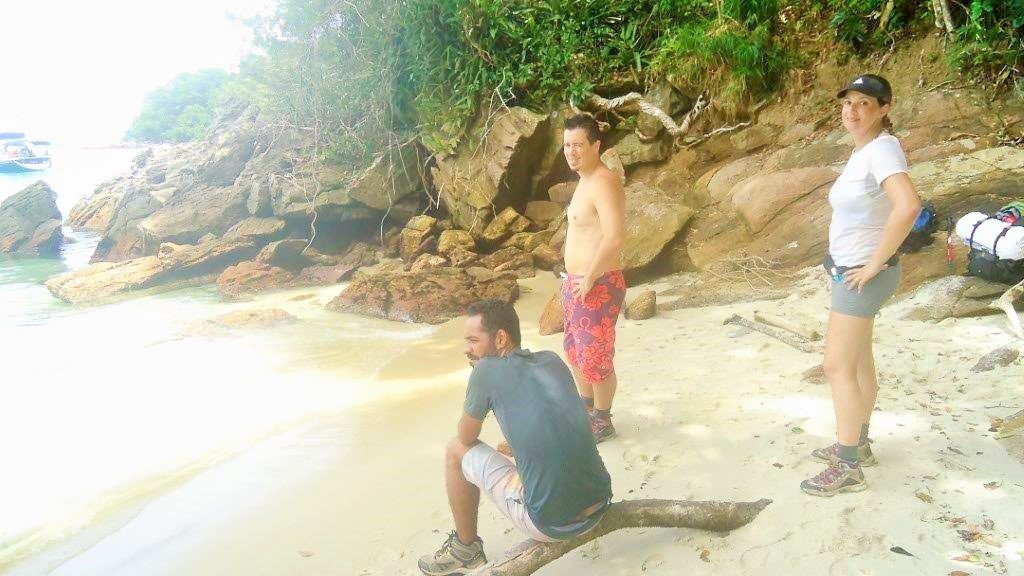 Se você tiver bom condicionamento, ande pelas pedras um pouco e vá mergulhando até a Lagoa Azul. Apenas tome cuidado com os barcos e taxi boat