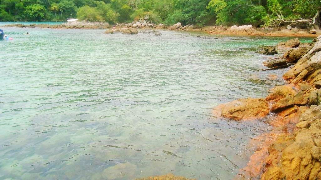 Insista um pouco na trilha e chegará - a pé novamente, a Lagoa Azul. Assim, você não precisa pagar barco e curte do mesmo jeito