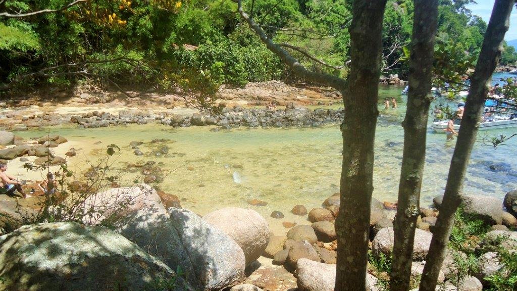 No local não possui água doce. Então vale a pena encher uma garrafa para continuar a trilha sem muitos incômodos