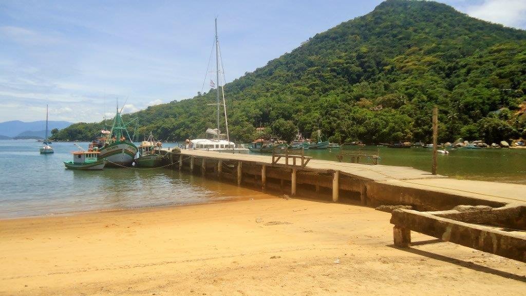 Praia do Longa costuma receber barcos e ser um ponto de parada