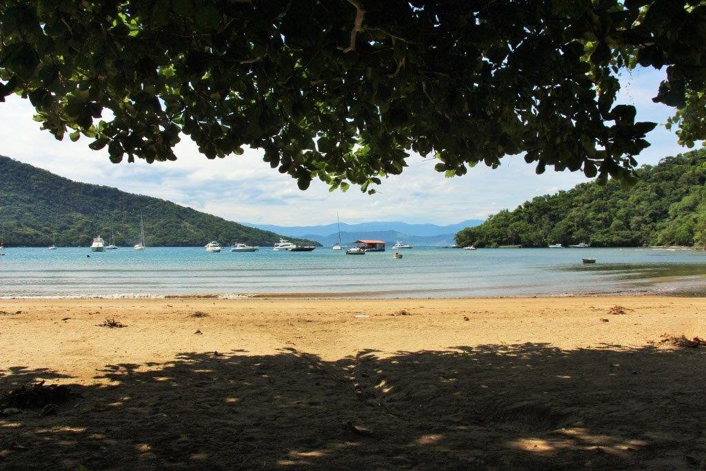 Sob a sombra do Chapéu de Coco, você pode passar a tarde nesta tranquila praia