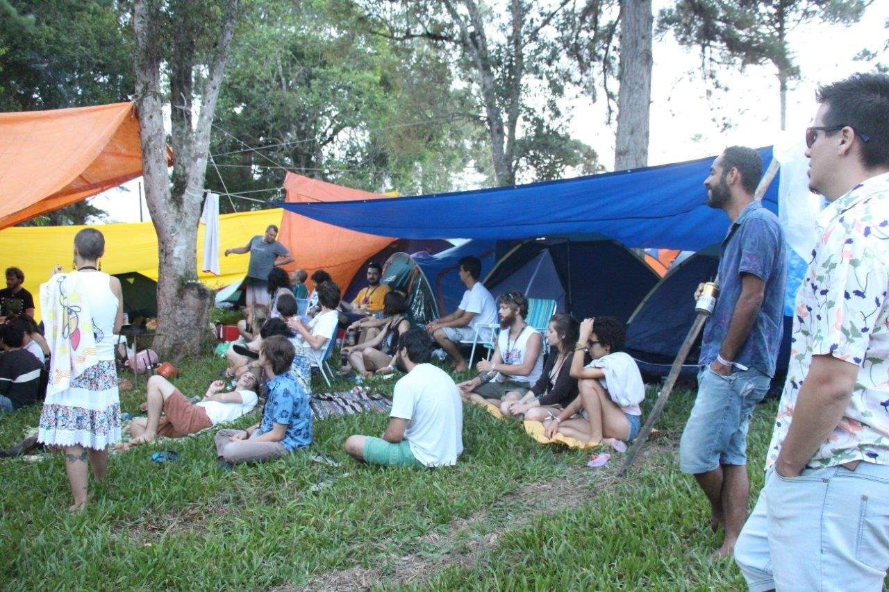 Os músicos anônimos entre barracas