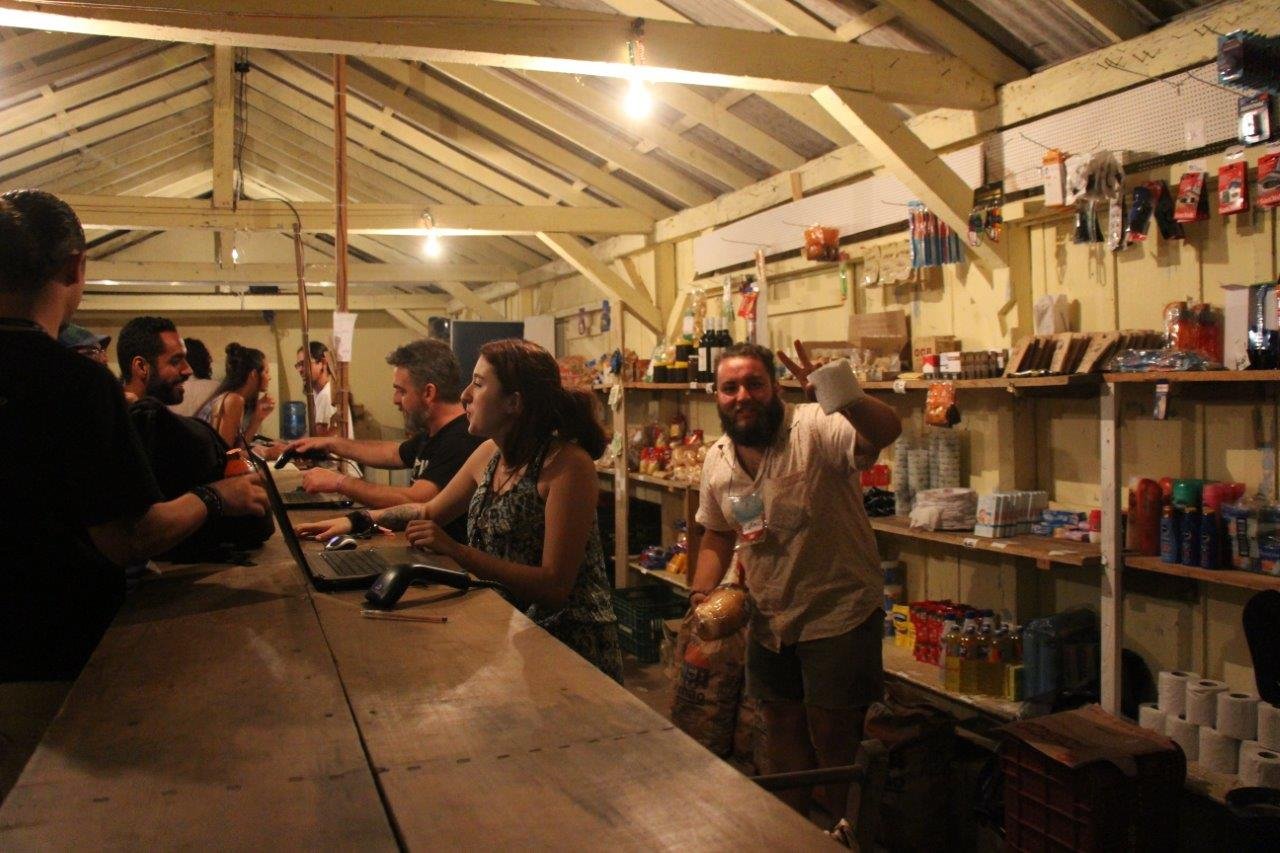 Rola uma mercearia para necessidades básicas
