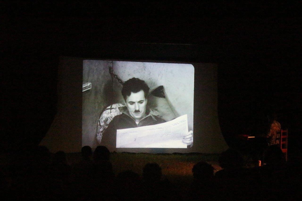 Antes dos shows da noite, uma passada na tenda de Cinema, ao som ao vivo de piano